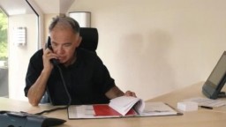 Junge Schlampe verführt den alten Lover im Büro
